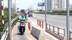 Dải phân cách bê tông giữa đường gây họa