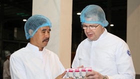 Đại sứ Daniel J. Kritenbrink và ông Nguyễn Quốc Khánh – Giám đốc Điều hành Vinamilk trao đổi về sản phẩm của Vinamilk khi tham quan nhà máy sữa Vinamilk Nghệ An