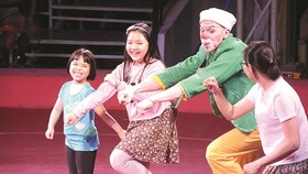 Khán giả nhí thích thú lên sân khấu giao lưu cùng chú hề Petrov