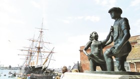 Tượng đài về những đứa trẻ lội bùn mò tiền xu ở cảng Portsmouth