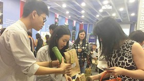 Các bạn trẻ giới thiệu những sản phẩm thân thiện với môi trường
