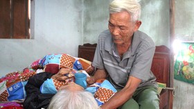 Cụ ông đãng trí chăm chị gái 80 tuổi liệt giường