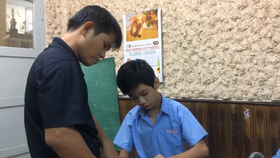 Thầy Phan Minh Thông tận tình dạy vẽ cho học trò ở Trường Chuyên biệt Khiếm thính Hy vọng Bình Thạnh