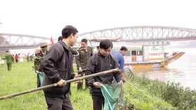 Công an tỉnh Thừa Thiên- Huế cùng sinh viên dọn rác và vớt bèo dọc bờ sông Hương