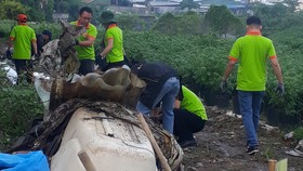 Tổng vệ sinh tại một số điểm kênh Tham Lương - Bến Cát - rạch Nước Lên
