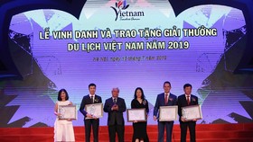 Đại diện Sun Group nhận Giải thưởng Doanh nghiệp đầu tư vào lĩnh vực du lịch hàng đầu Việt Nam 2019