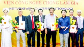 Mua bán danh hiệu ảo