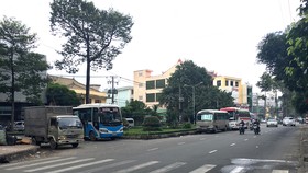 Xe khách chiếm dụng lòng đường làm bến bãi