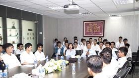 Tập đoàn Xây dựng Hòa Bình trao chứng nhận cho sinh viên thực tập