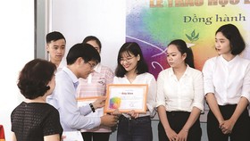 Trao 150 triệu đồng học bổng cho sinh viên Đại học Khoa học Xã hội và Nhân văn TPHCM