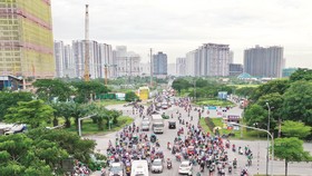 Tuyến đường Nguyễn Hữu Thọ (quận 7 - huyện Nhà Bè) thường xuyên quá tải xe cộ do chung cư dày đặc. Ảnh: HOÀNG HÙNG