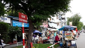 Hàng rong "bủa vây" bệnh viện