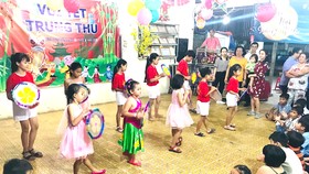 Trung thu xóm nghèo