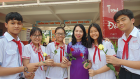 Đẩy mạnh giáo dục chính trị, tư tưởng cho học sinh