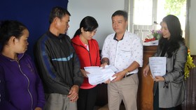 Giúp 12 gia đình bị thiệt hại do mưa lũ