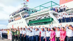 Đưa hàng Tết ra Trường Sa