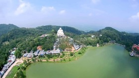 Núi Cấm - điểm đến hấp dẫn bậc nhất ở ĐBSCL nhìn từ trên cao.