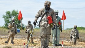 Các chuyên gia rà phá bom mìn và xử lý ô nhiễm tại sân bay Đà Nẵng.