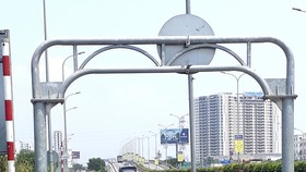 Dải phân cách bê tông giữa đường gây họa