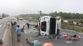 Xe đông lạnh đâm dải phân cách, hai người trên xe nhập viện