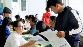 Bài 1: Tuyển sinh thời cạnh tranh
