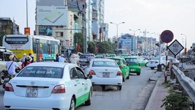 Xăng tăng ‘phi mã,’ giá cước taxi, xe khách có té nước theo mưa?