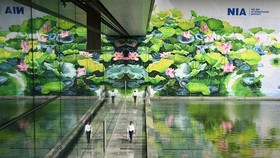 2 bức tranh hoa sen ở Nội Bài đoạt Huy chương vàng Thiết kế quốc tế