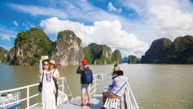 Ngắm Kỳ quan Vịnh Hạ Long lãng mạn từ Phà Tuần Châu