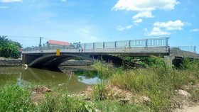Cầu 32 tỷ đồng xây xong không có đường dẫn