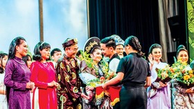 Mạnh thường quân “tiếp lửa” cải lương