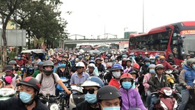Dùng khẩu trang chuyên dụng khi ra đường