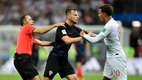 Ẩu đả giữa Rakitic (áo xanh) và Dele Alli (áo trắng)
