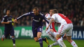 Karim Benzema đi bóng qua hàng phòng thủ Ajax