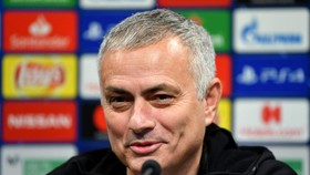 Jose Mourinho đã phải lặng lẽ rời Pld Trafford với cả núi tiền đền bù