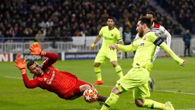 Lionel Messi bất lực trước hàng thủ Lyon.
