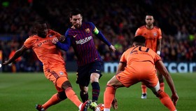 Lionel Messi đánh bại hàng thủ Lyon