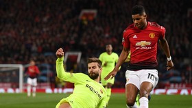 Marcus Rashford không vượtr qua được kình nghiệm của Gerard Pique (Barca)