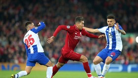 Roberto Firmino vượt qua hàng thủ Porto