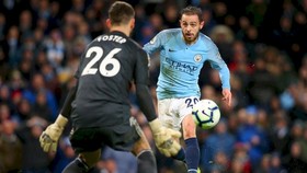 Bernardo Silva (Man City) đối mặt thủ thành Ben Foster