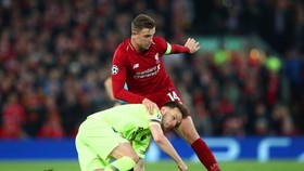Jordan Henderson (phải, tranh bóng với Ivan Rakitic (Barcelona)