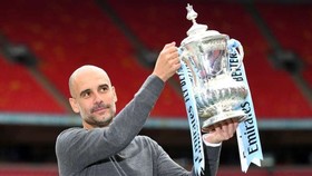 Pep Guardiola giương cao chiếc cúp FA