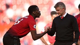 Paul Pogba và HLV Ole Gunner Solskjaer.