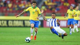 Coutinho đi bóng trước hàng thủ Honduras.