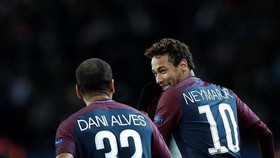 Neymar và Dani Alves luôn bên nhau như hình với bóng