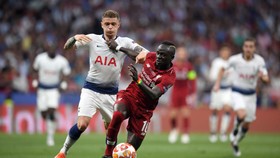 Kieran Trippier (trái, Tottenham) tranh bóng với Sadio Mane (Liverpool)