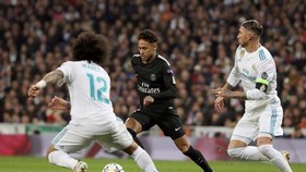 Neymar (giữa) đi bóng qua Sergio Ramos và Marcelo (Real Madrid)