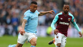 Gabriel Jesus sút bóng trước Patrice Evra (West Ham)