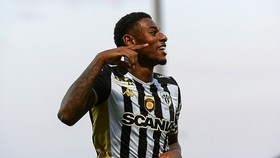 Lyon tuyển mộ cựu tiền vệ Arsenal