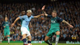 Sergio Aguero sút bóng trước hậu vệ Tottenham