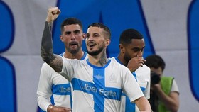 Dario Benedetto thổi nến sinh nhật 120 của Marseille